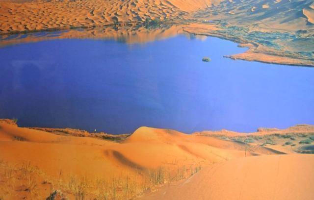 国内一片奇特的沙漠，竟拥有140多个湖泊，被誉为\