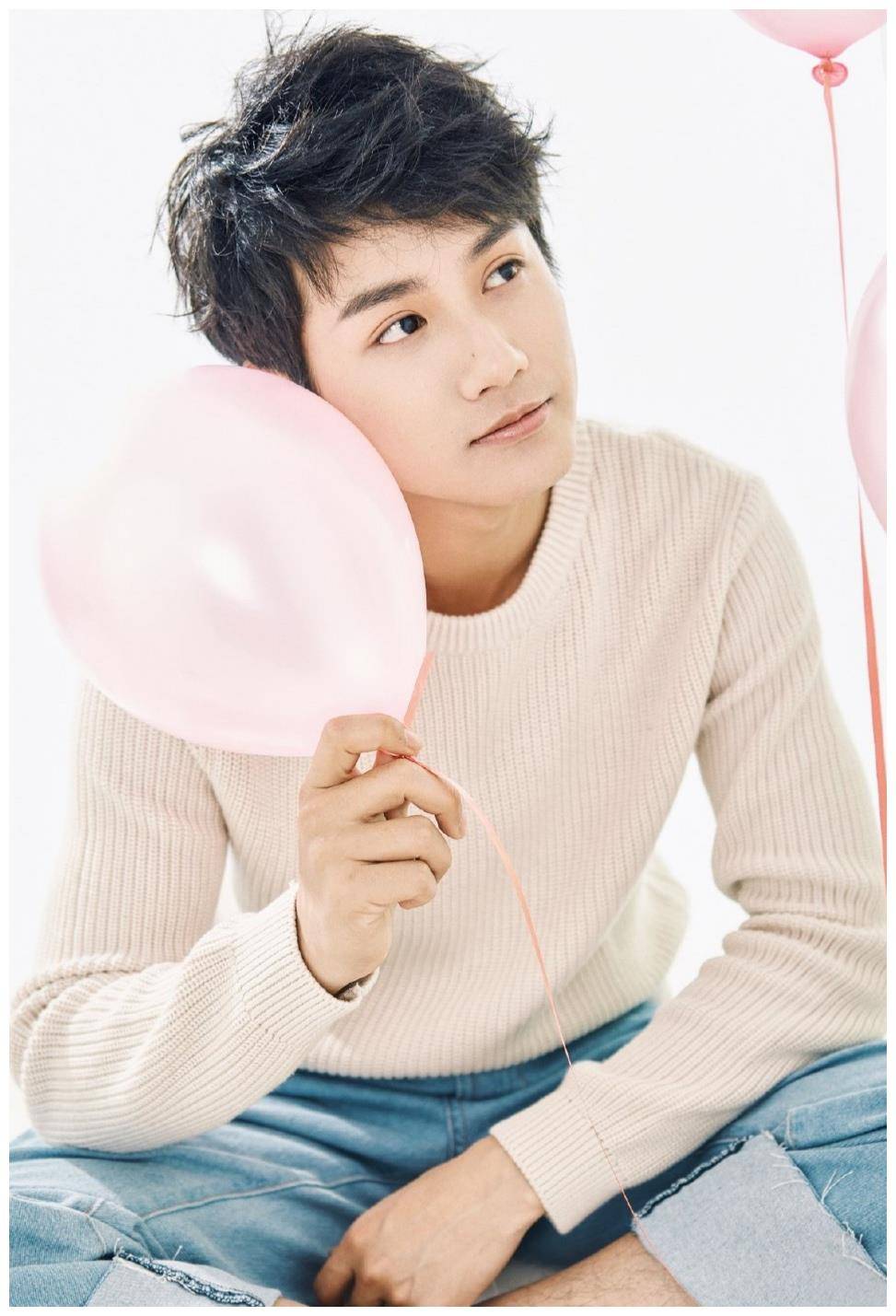 牛骏峰印花外套配印花短袖,太帅气,郑业成休闲装扮,时尚简约