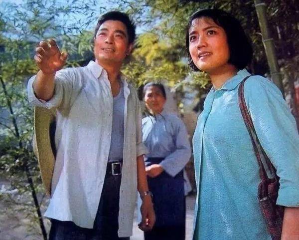 1975年,她与冯奇,达式常合作主演了电影《春苗》,在该片中,她饰演了