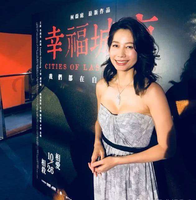 50岁的年纪穿衣大胆,气质不输少女