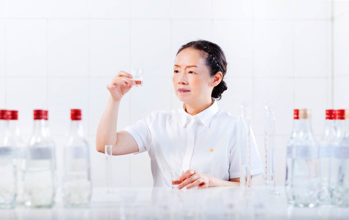 作为国家级白酒评委,公司首席品酒师的她,一天尝酒少则数十种,多则数
