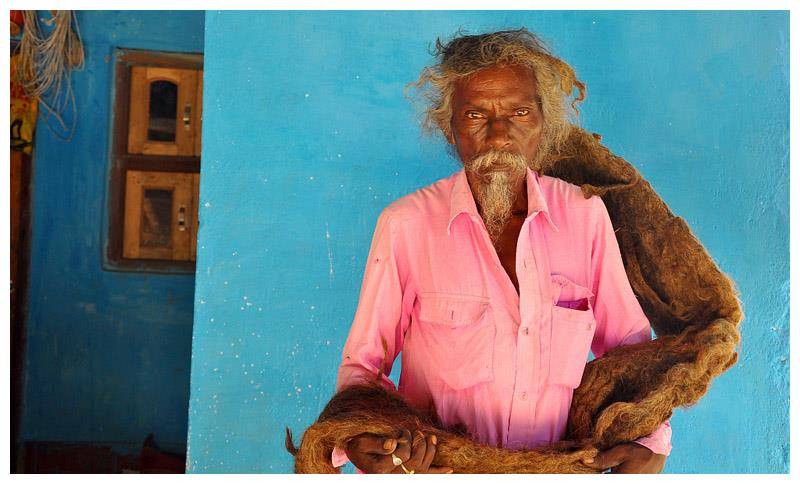 印度老人受神灵感召40年不理发头发缠绕如地毯