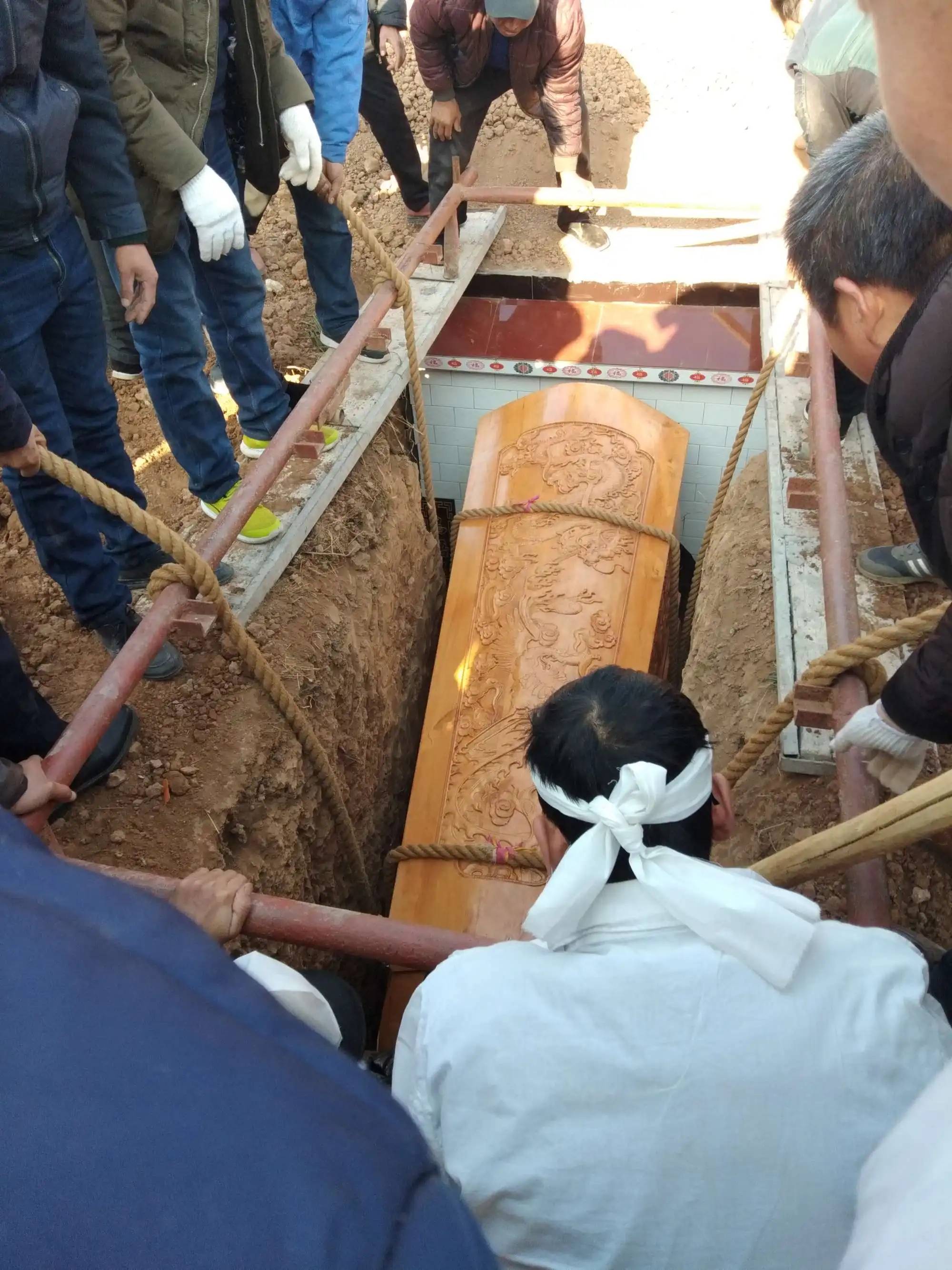 中国棺材为何一头高一头低有多种颜色里面大有玄机