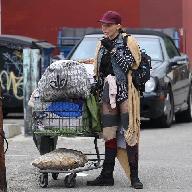 美艳名模成为脏臭流浪汉遭明星前夫家暴单身疯癫一生被毁