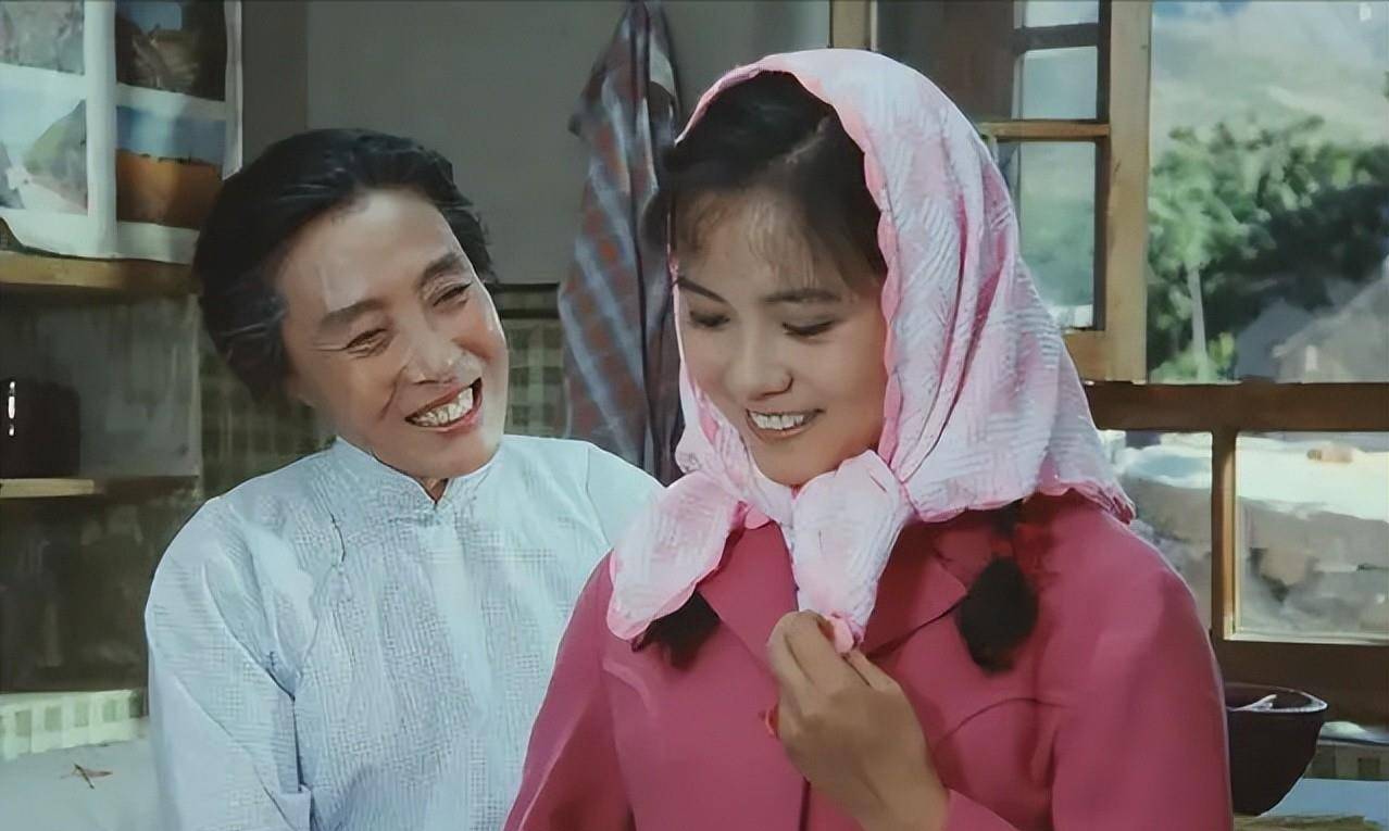 王玉梅老师第一次以老太太的形象出演的,是电影《丰收之后》.