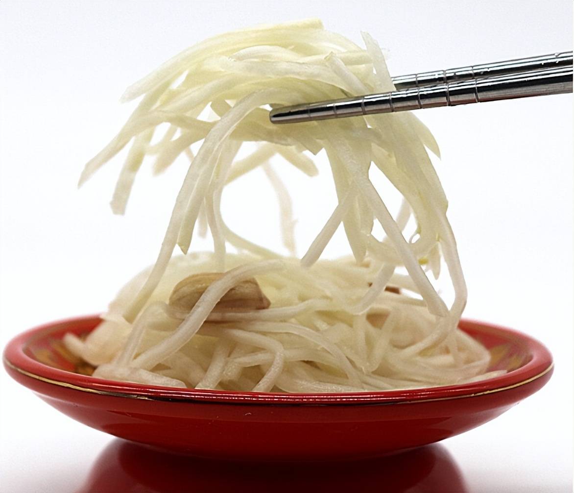 是诸城人念念不忘的一道美味,过年 必备,走亲访友都会捎带这个辣丝子