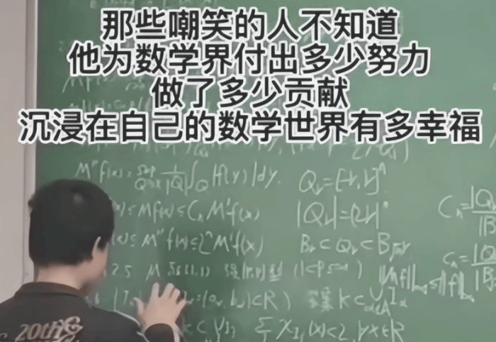 北大“韦神”现身北大食堂，孤零零干饭让人心疼，学生却只敢远观