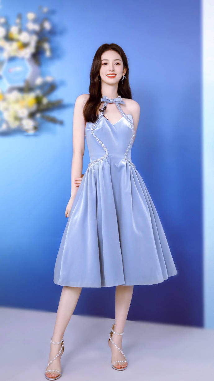 原创23岁周也现身央视录制五四晚会穿篮裙瘦得皮包骨活泼像小女孩