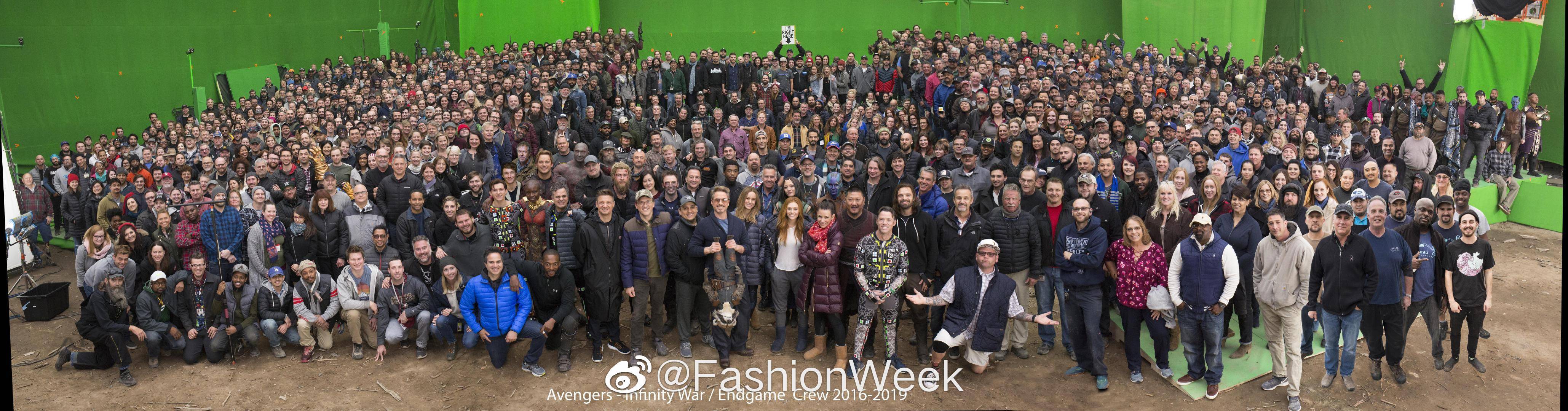 有网友在网上晒出《复仇者联盟4》全体卡司剧组人员的大合照,看上去