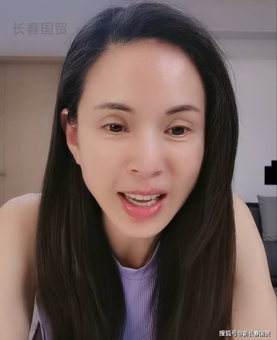 55岁李若彤素颜近照曝光皮肤白皙仙气足最美小龙女美貌依旧