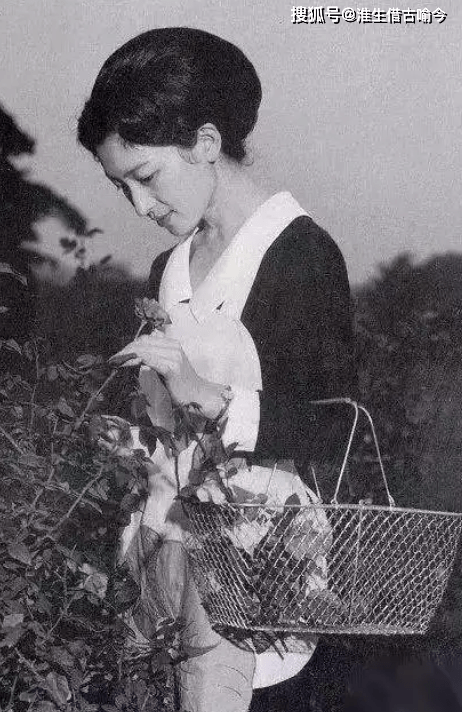 原创1964年美智子向诗丽吉行屈膝礼一个清水芙蓉另一个王冠闪耀