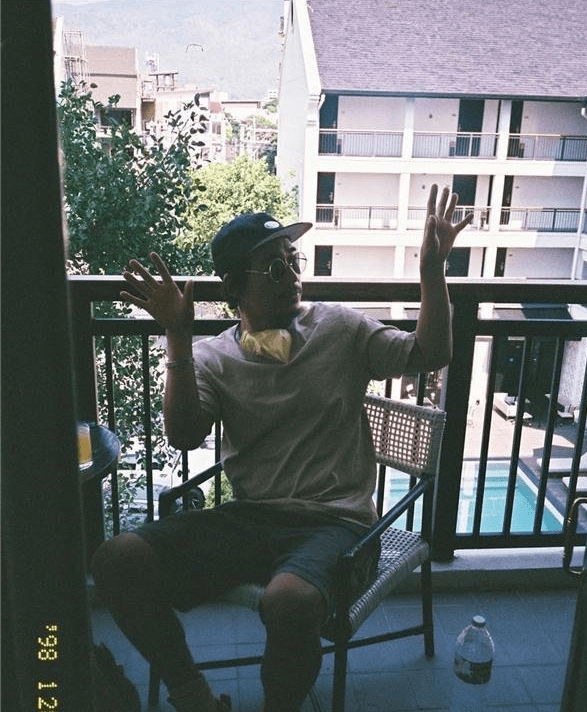 发现,比起当年那个青涩瘦小的青年,多年不见的张默身材明显壮硕了很多