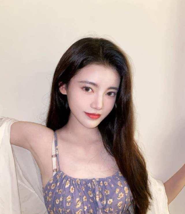 snh48中的鞠婧祎和许佳琪都挺红的,而像刘丽千这样的小师妹其实挣得不