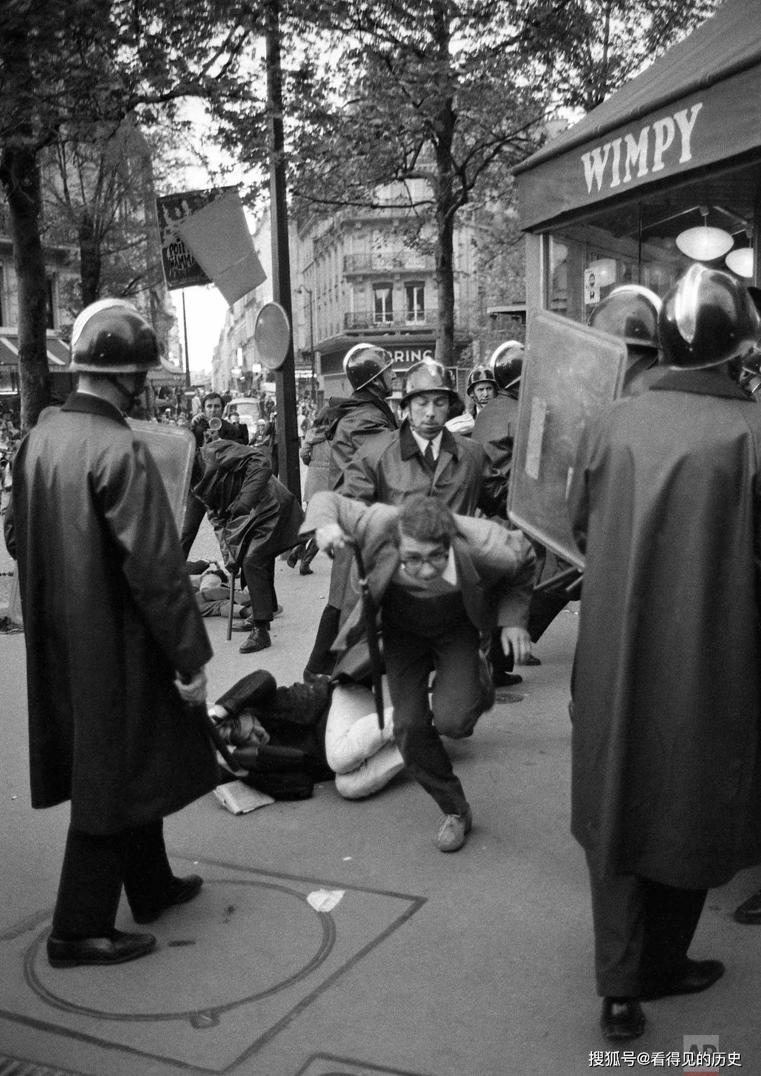 原创老照片1968年巴黎五月风暴大学生大战法国警察