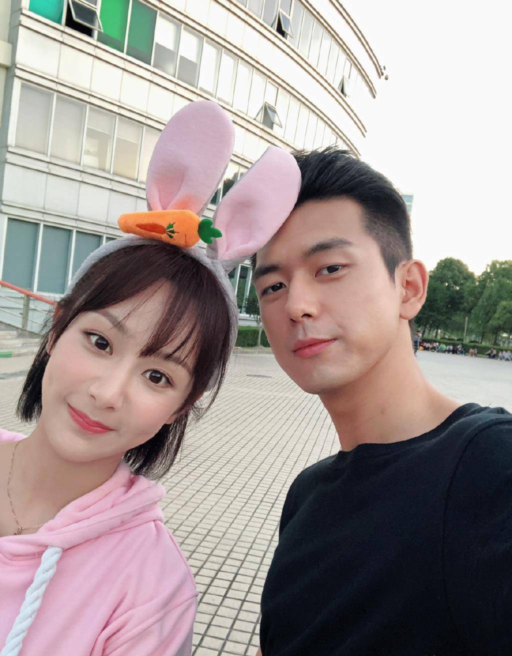 李现晒他和杨紫陈立农的新合照被杨紫嫌弃你咋都是一个动作