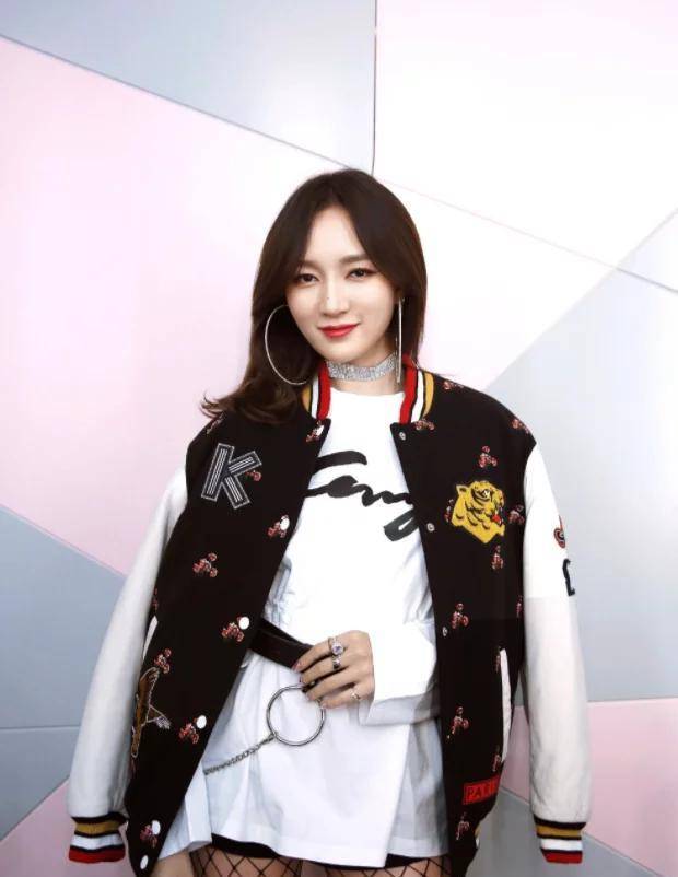 原创孟佳才是行走时尚看她穿上渔网袜后杨幂都自叹不如