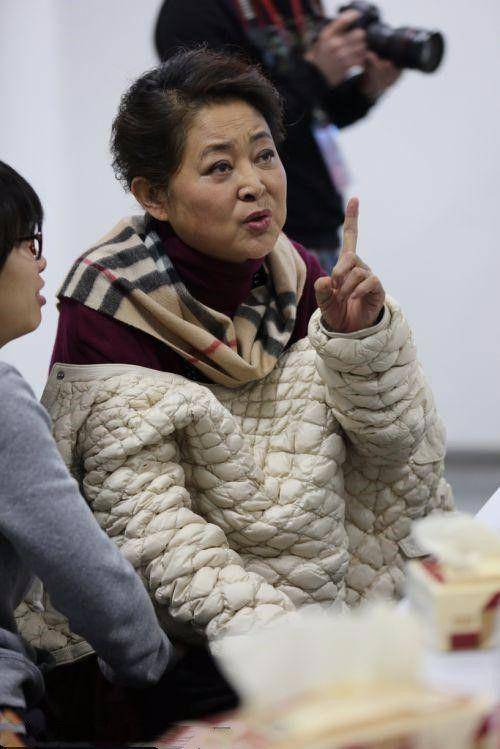 原创倪萍坦然面对衰老穿平底鞋毛衣现身顾着保暖不管漂不漂亮