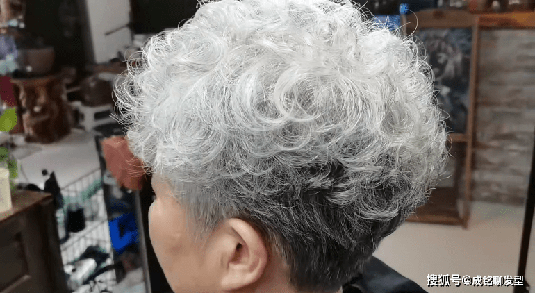 过了70岁白发太多就别染了,剪好发型烫个卷发,清爽干练又显年轻