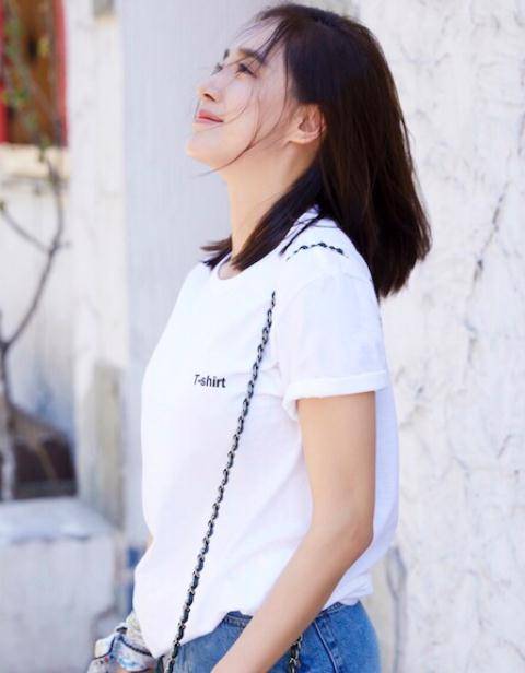 说到杨紫琼可能很多人都不太熟悉,她因出演个人首部电影《猫头鹰与