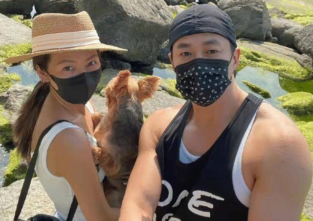 原创何润东带老婆出游肌肉比山强推着2000元婴儿车让狗坐