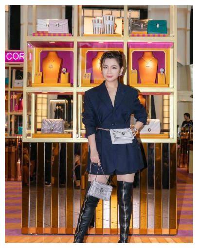 原创任家萱时尚写真照粉色衬衫搭红色丝袜美得让人认不出