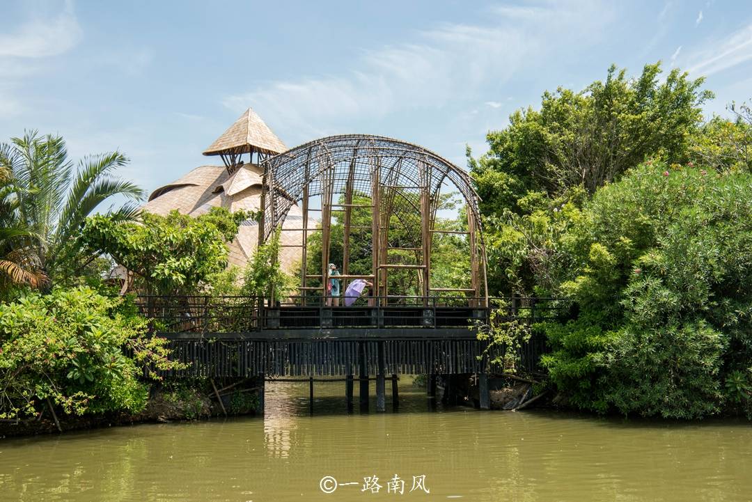 广州市唯一的一个水鸟生态园，园内遍布奇鸟，东南亚风情浓郁