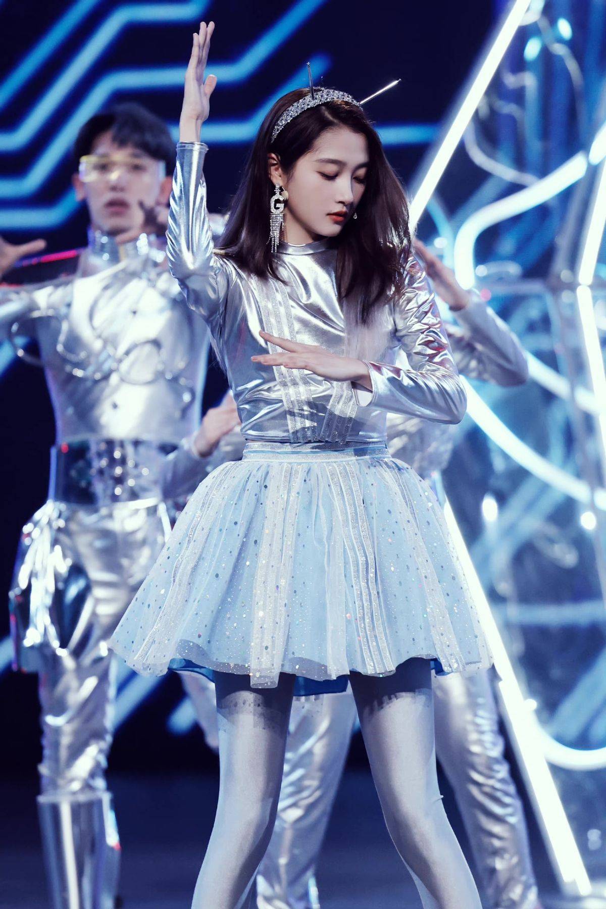 原创关晓彤致敬春晚蔡明小品机器人造型超美网友没点身材撑不住