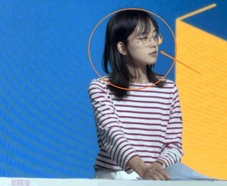 平常的王冰冰软萌可爱,当她戴上金边眼镜后,a成校园剧学霸女主_模样