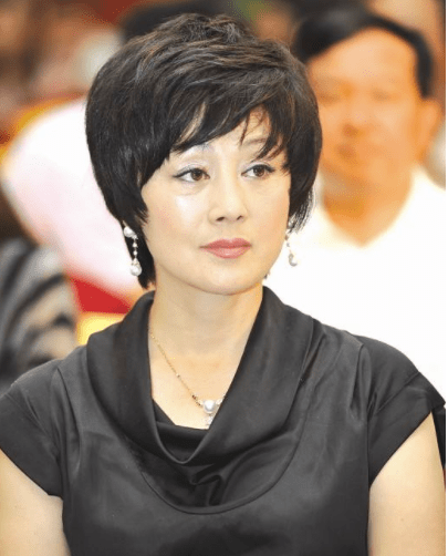 57岁王姬全家照老公帅女儿长得比她还美26岁儿子智商仅4岁