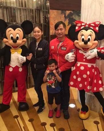 娶小24岁美艳娇妻,如今54岁儿女双全很幸福_黄舒骏_张菁芳_夫妇