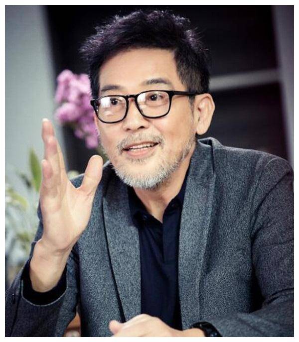 74岁秦汉近照曝光,穿黑色长大衣不输小鲜肉,孤身一人惹人叹_林青霞_穿