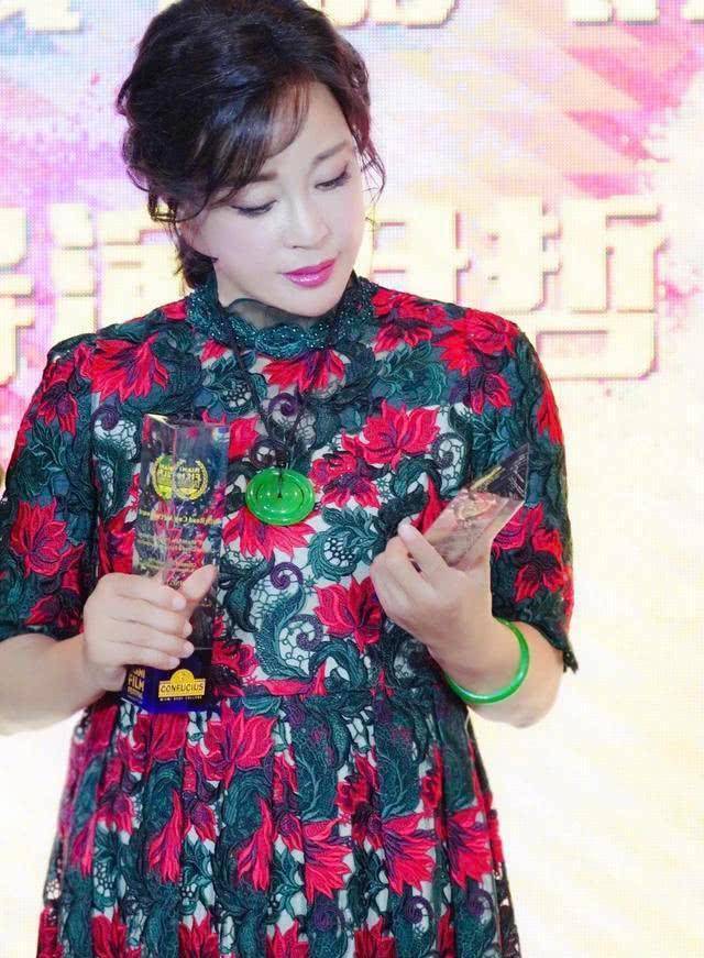 当然刘晓庆并不是每次戴翡翠都会翻车,早前这一条丝绒连体裤就很成功