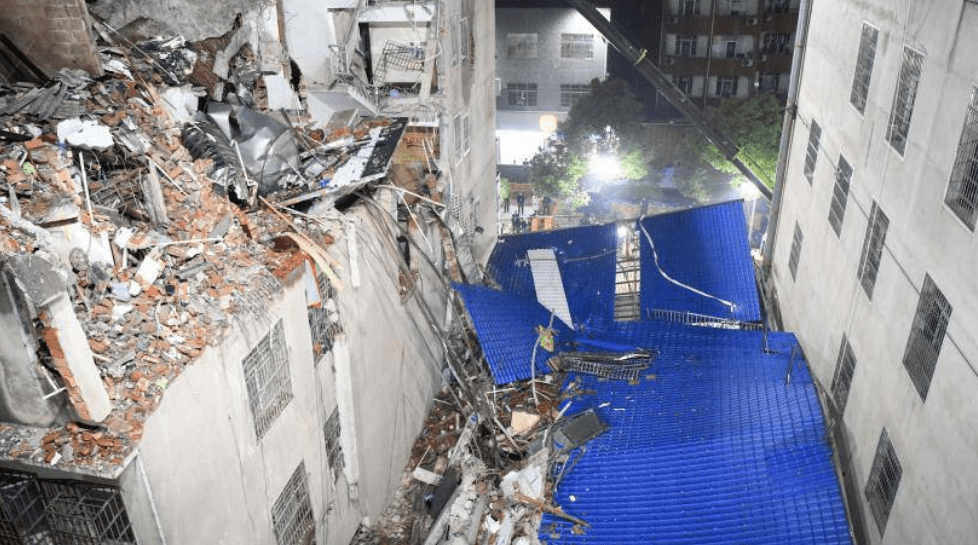 长沙自建房楼塌学生被困学校方用承担责任么你会站位学校么