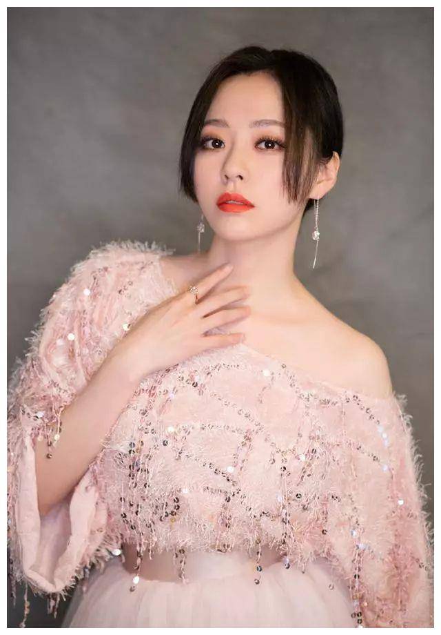 张靓颖最近很少女诶,亮片系粉毛衣轻纱裙,简单又不失性感