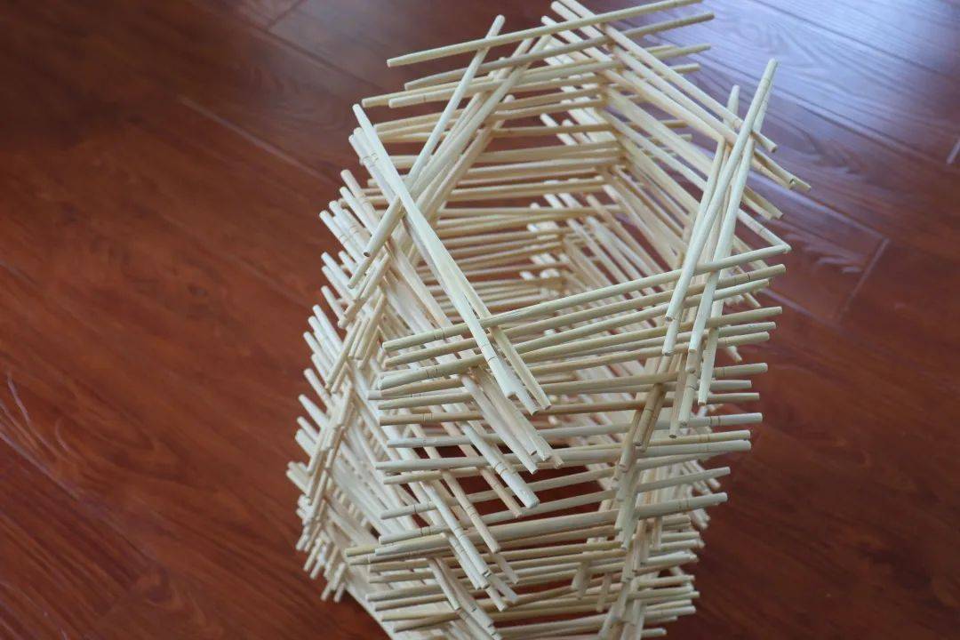 挑筷子小小的筷子充满无穷的魅力,孩子们在丰富多彩的筷子游戏中直观