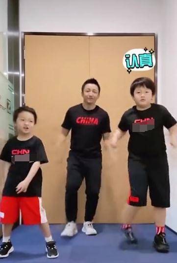 原创邹市明父子三人同框尬舞9岁轩轩胖肚子太抢镜和弟弟像复制粘贴