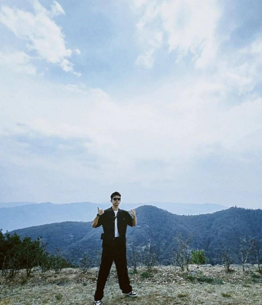 原创李现五一晒登山照独自在大理山中耍帅还诗兴大发