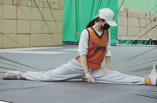 原创赵丽颖未回应复合传闻片场练武英姿飒爽