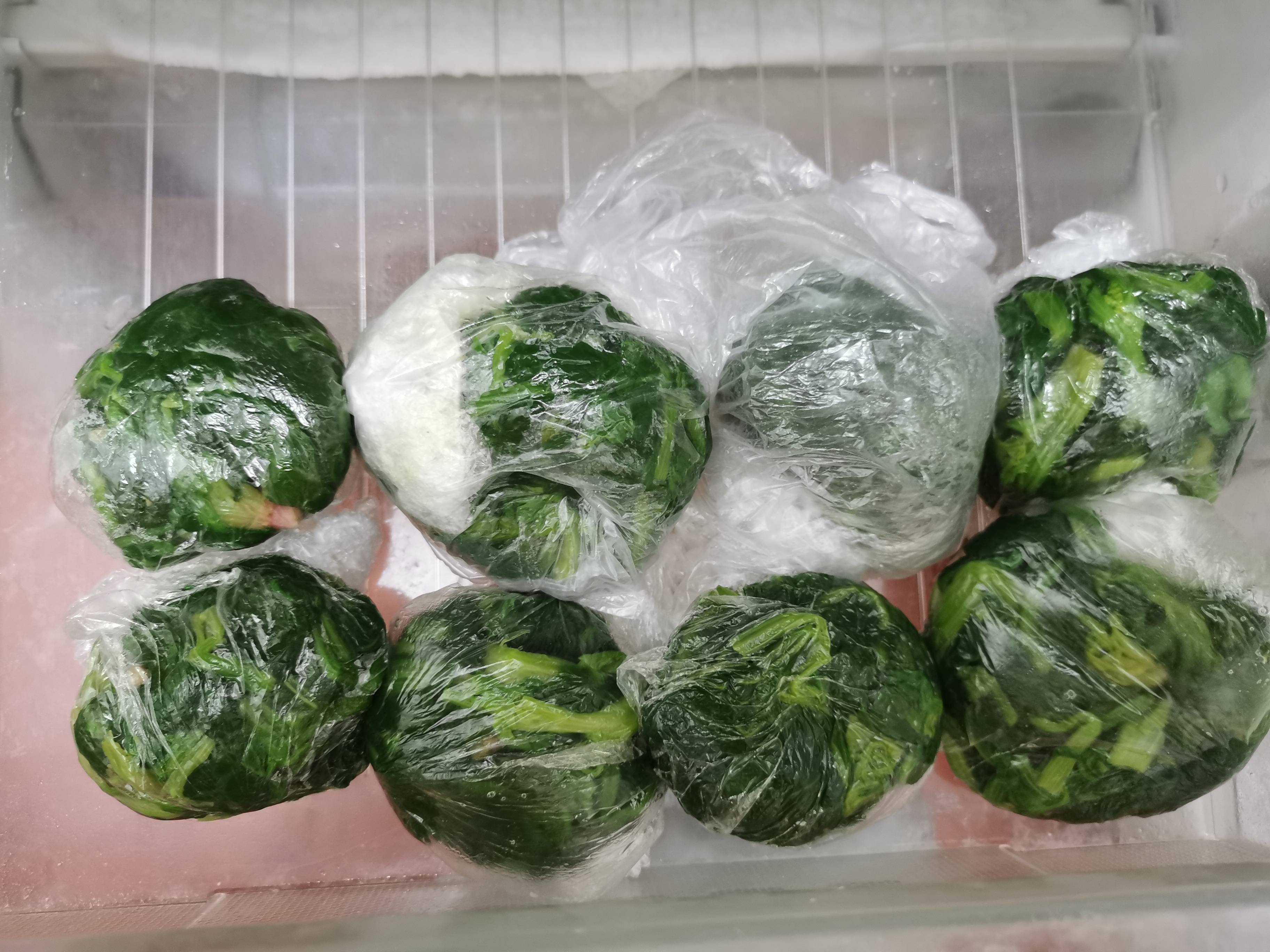 原创春天遇到菠菜别手软一次买50斤放入冰箱冷冻保存太省事了