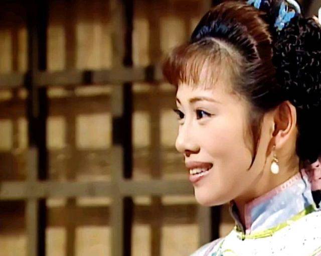 年仅14岁她参加无线tvb节目欢乐今宵举办的"叶倩文歌唱大赛"以粤语