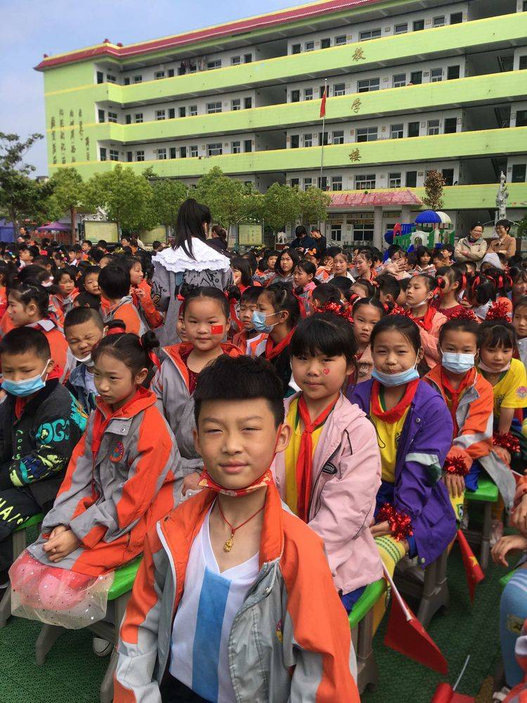 邓州市新苗小学举行诵读红色经典传承薪火精神诵读比赛