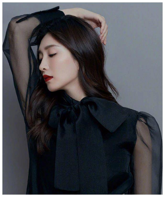 原创江疏影私服换脸就为了偷吃一身针织装显温柔十足的吃货样