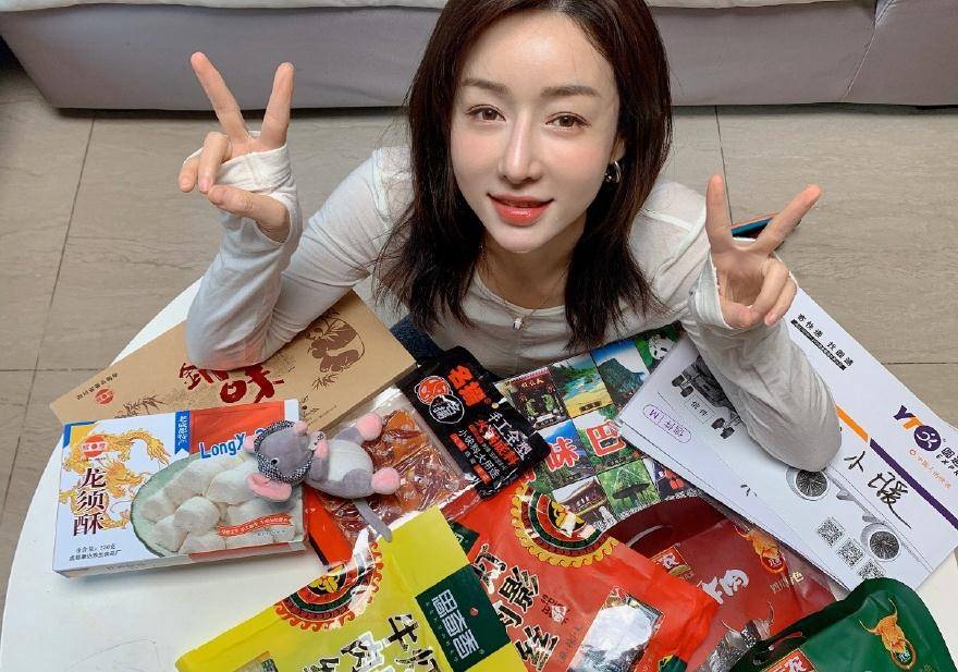 凭仙剑3爆红的圣姑,因颜值高被"李连杰儿子"相中,今35岁成网红_何彦霓