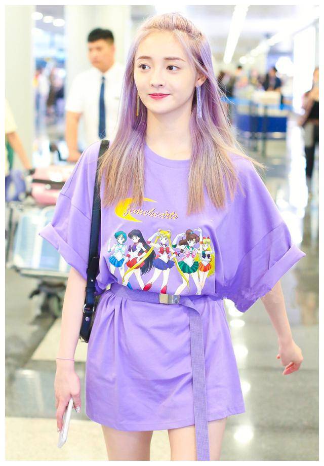 周洁琼又换新发色,紫色长发时髦清新,搭配同色t恤裙显白更显瘦