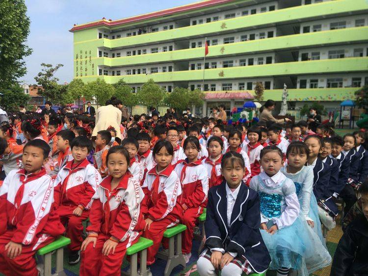 邓州市新苗小学举行诵读红色经典传承薪火精神诵读比赛