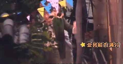 67岁成龙现身片场亲自指导打戏体力耗费巨大背湿大片喘不停米乐M6 M6米乐(图1)