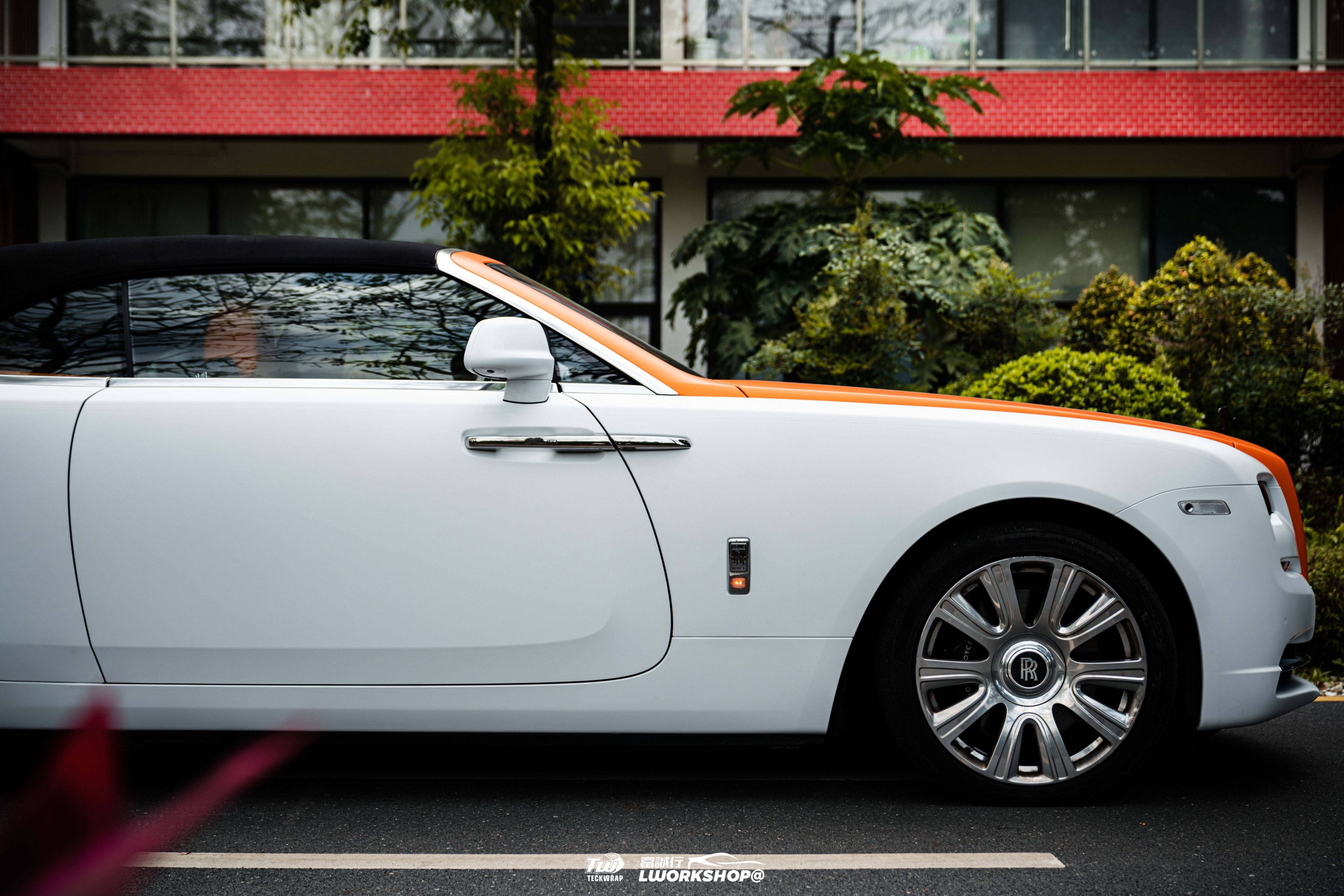 这是哪位富家少年要去酒吧街潇洒?开着双拼改色膜的劳斯莱斯