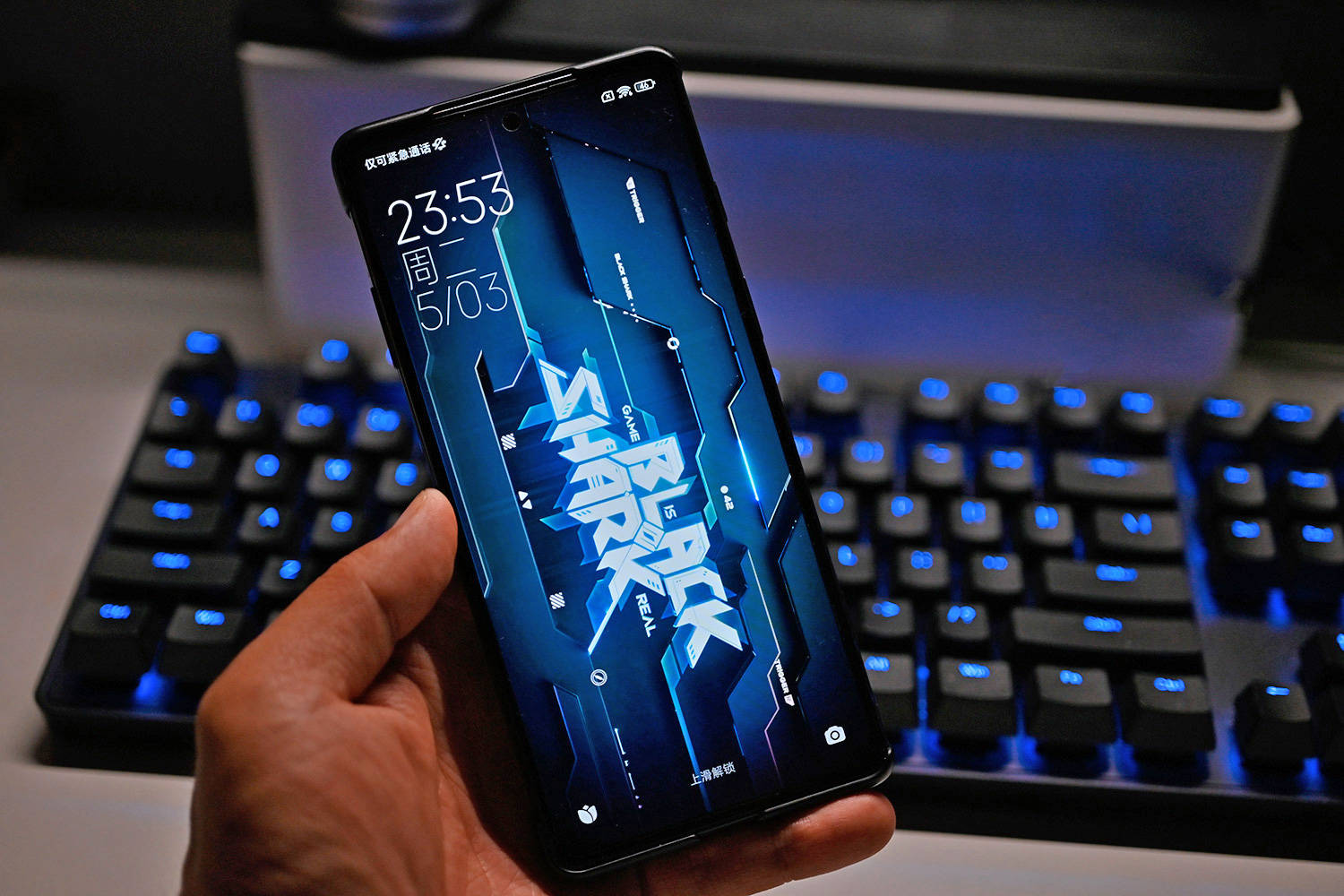 原创黑鲨5pro4199元版到货支持磁盘阵列新品游戏手机中热度不低