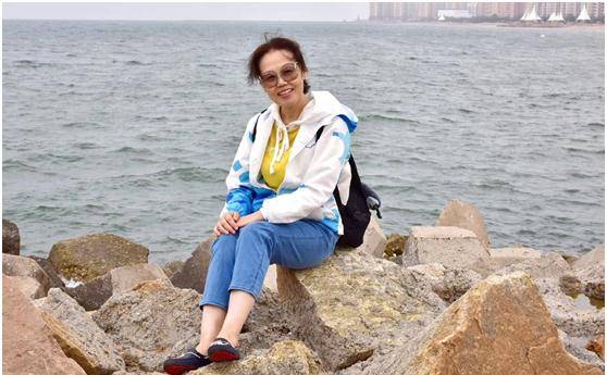 虽然从电视已经退休了,但是董浩仍然生活得很快乐,这就是家庭和妻子的