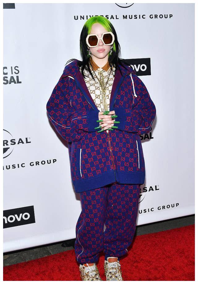 碧梨现身格莱美派对,穿印花装酷得不行,渐变发色嘻哈范十足_时尚_西装